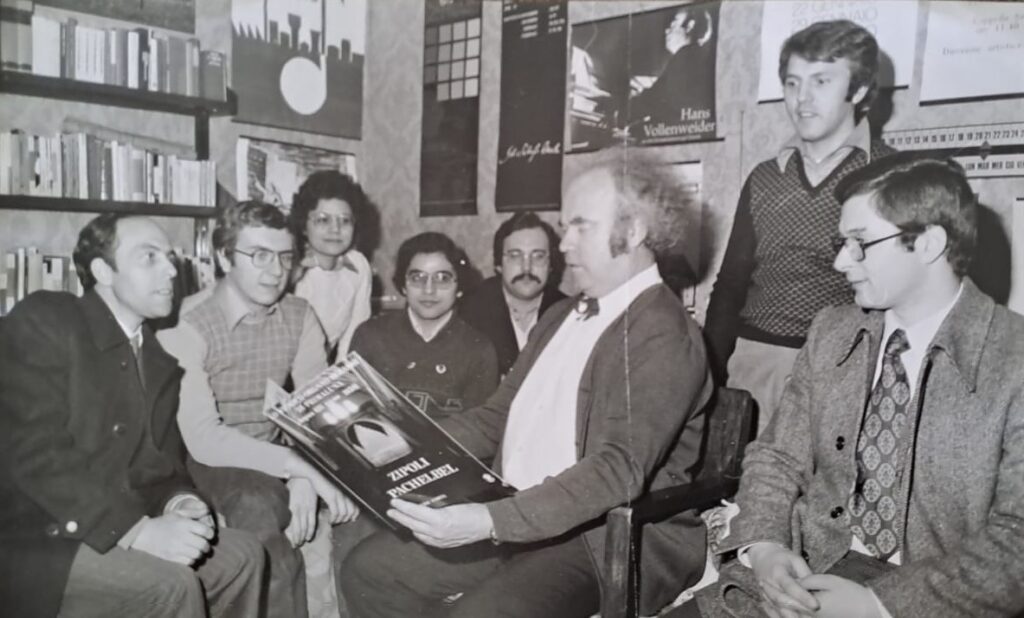Enzo Corti a destra, al centro l’organista Hans Vollenweider. 