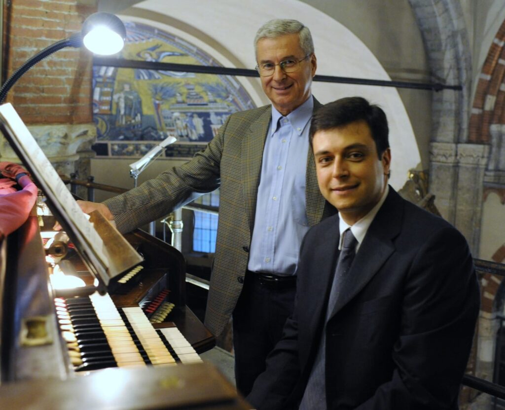 Enzo Corti e Alessio Corti all’organo Balbiani Vegezzi Bossi della Basilica di S. Ambrogio a Milano. 