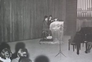 Enzo Corti all’organo Costamagna dell’Auditorium della Scuola Civica di Musica di Milano in Corso di Porta Vigentina. 